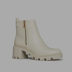 Shoe dazzle new Lug bootie size 8 creamy white color
